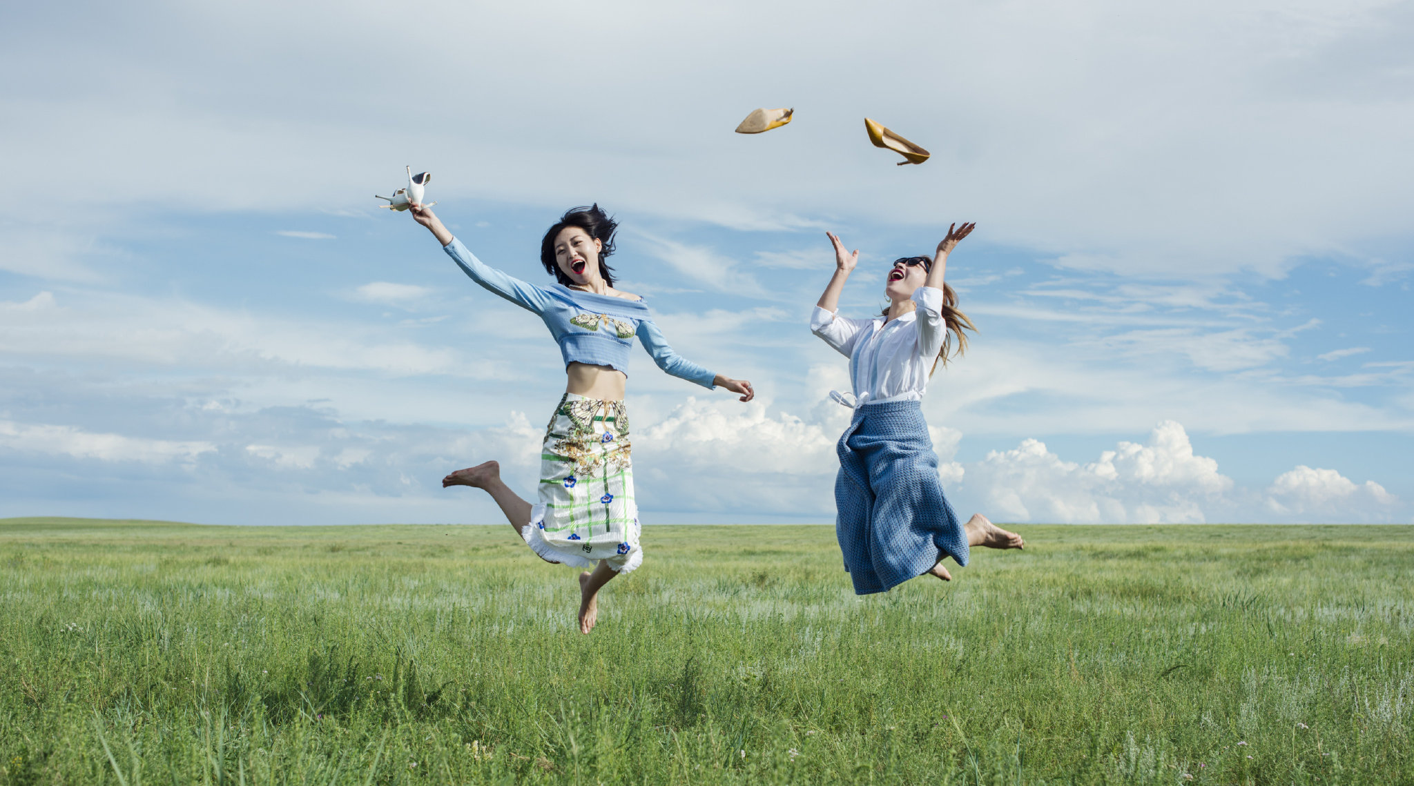 解锁闺蜜草原拍照新姿势