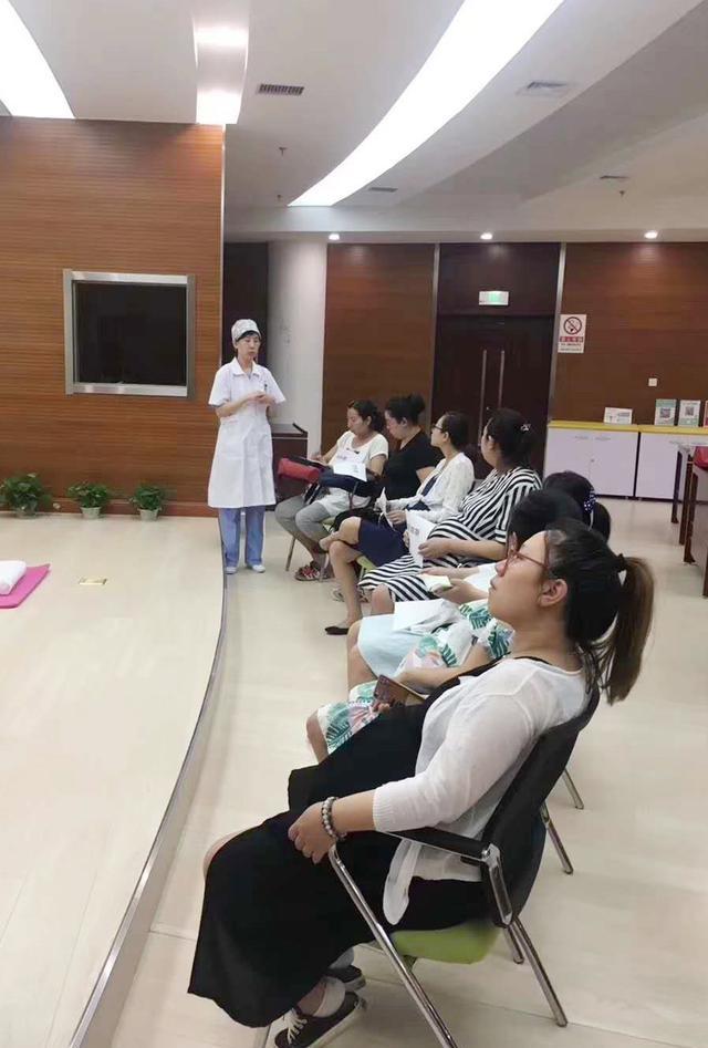 近日,沈阳市妇婴医院全新推出了别开生面的孕妇分娩体验课:助产士与准