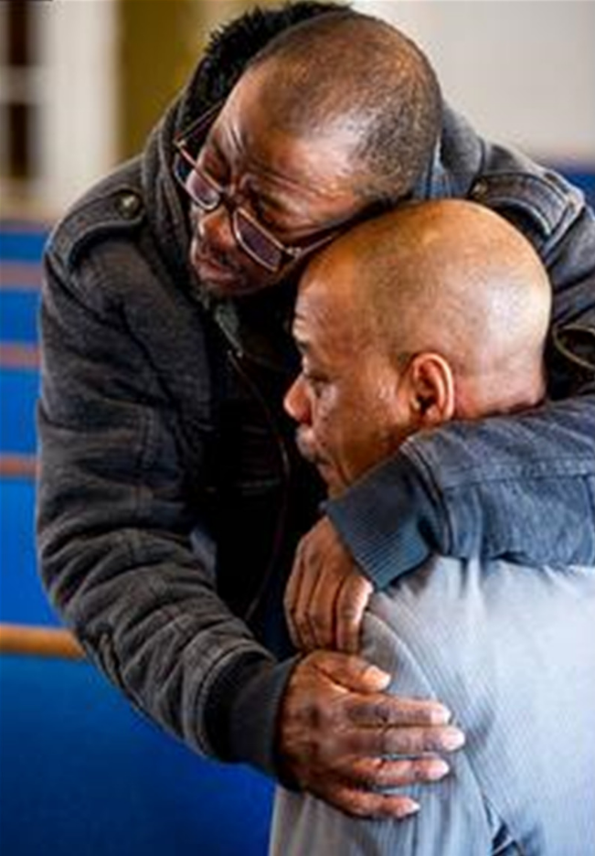 两人紧紧拥抱,而弗农却抽泣了起来,并对杰克逊表示道歉:"对黄.