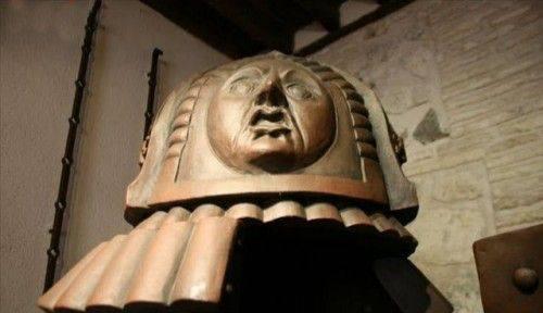 铁处女刑具的外形酷似西方的圣女玛利亚的外貌,大约高两米,内部有空洞