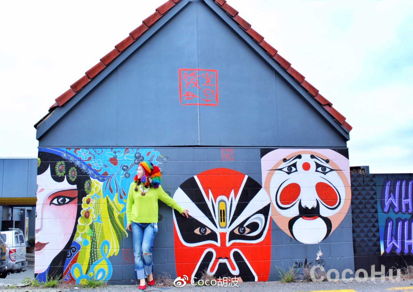 充满艺术感的城市壁画涂鸦墙,遍布小城中心的主要街道,内容也大抵与这