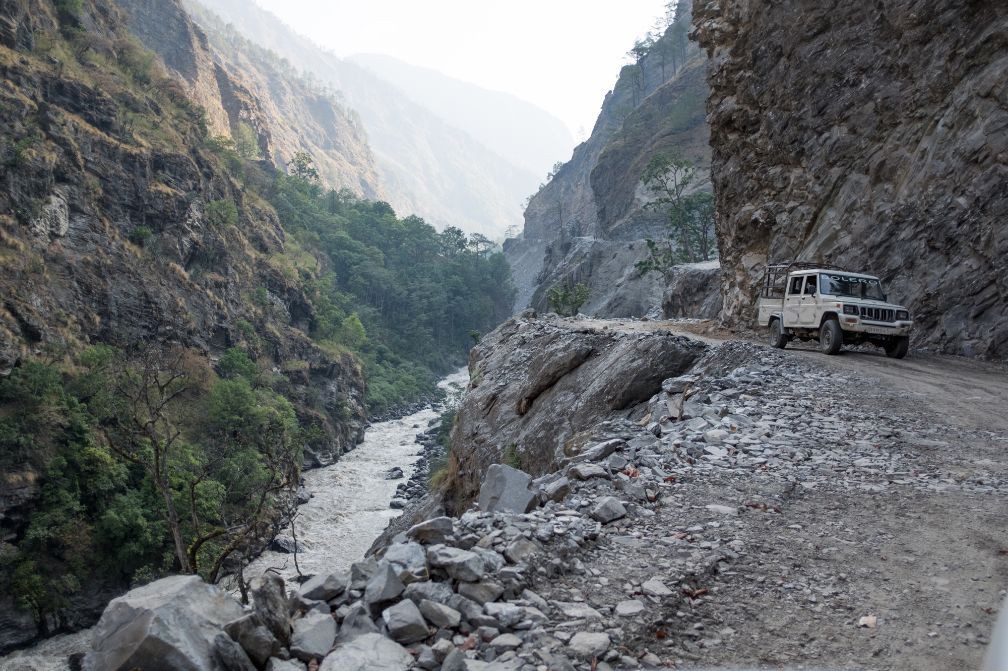 尼泊尔陆路回中国两边公路路况实拍对比相差实在太大