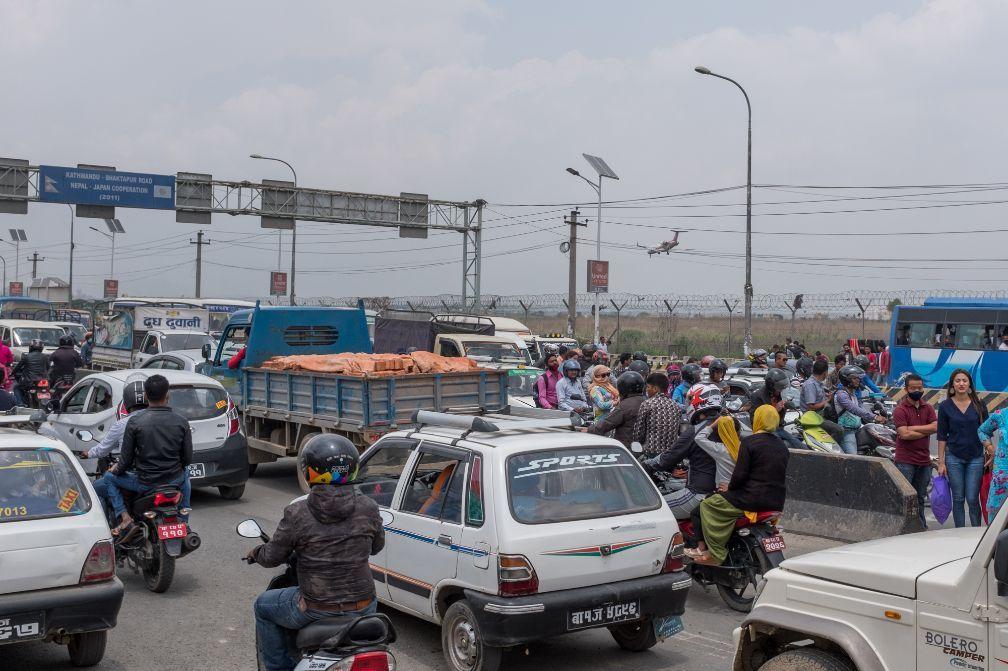 尼泊尔高速公路实拍限速最高60迈经常有牛在上面打盹儿