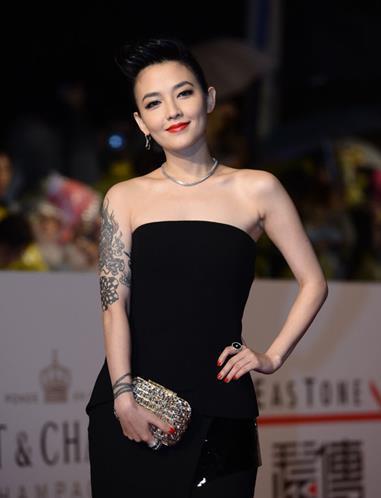 时曾向主持人李静公开了自己身上两处纹身的秘密,小腿是为妻子马伊琍