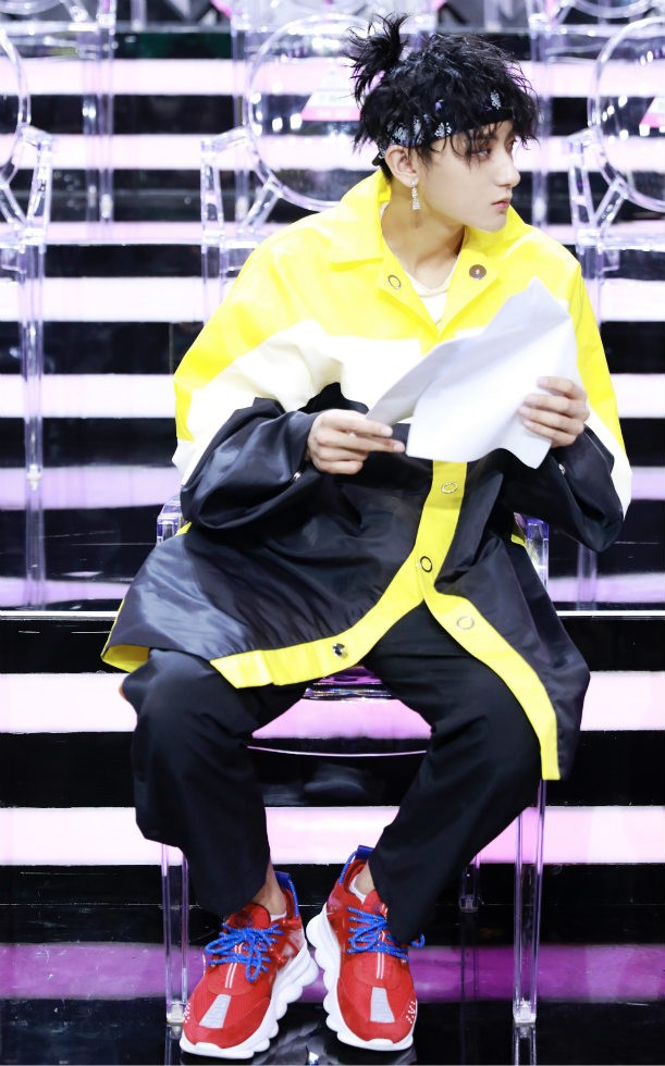 黄子韬《创造101》回归新发型朝天辫可爱俏皮