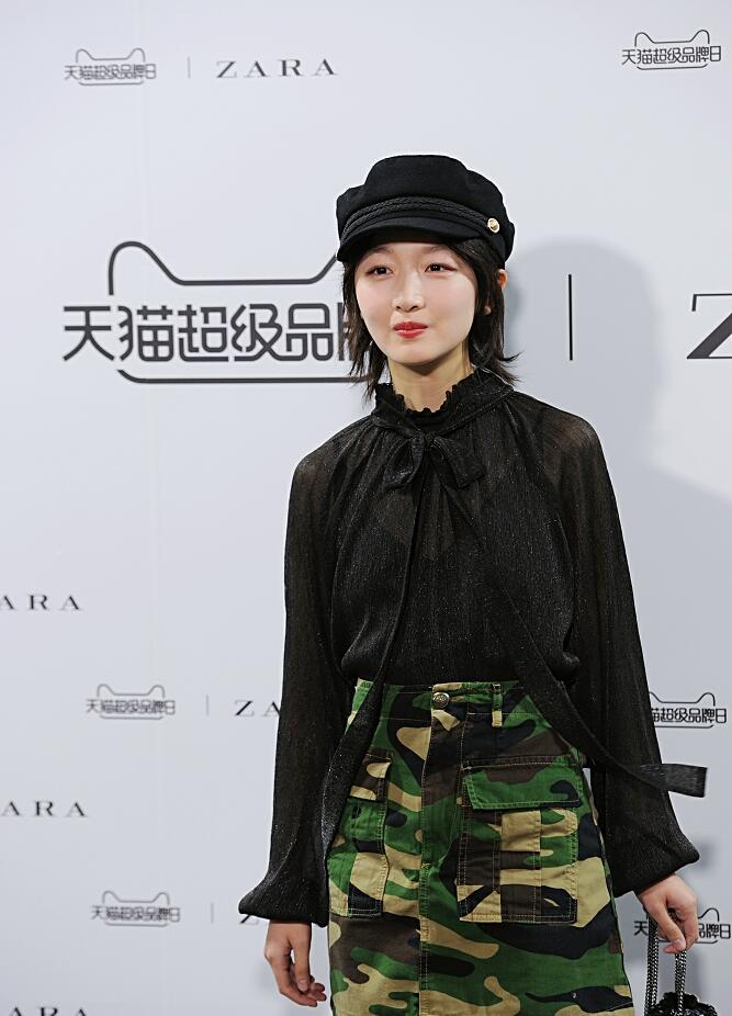 周冬雨黑色雪纺衫搭配迷彩短裙出席活动 元气少女人气爆棚