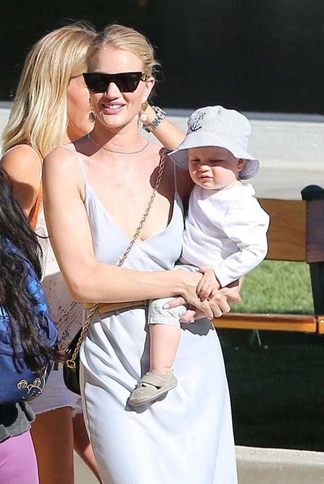 超模罗茜抱儿子出街尽显少女感,小萌娃简直是迷你版杰森·斯坦森