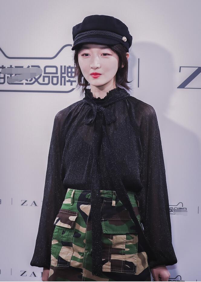 周冬雨黑色雪纺衫搭配迷彩短裙出席活动 元气少女人气爆棚