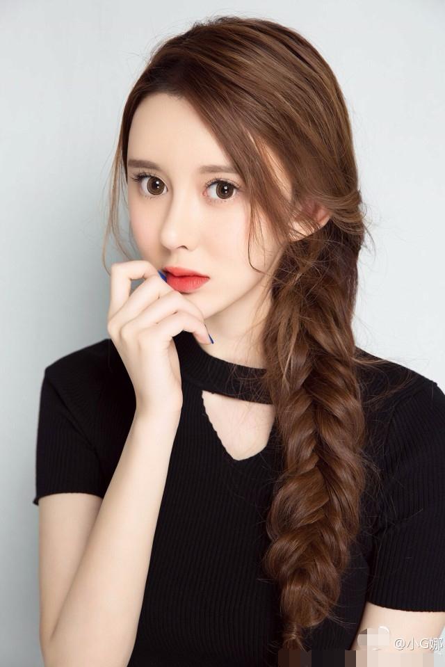 毁掉吴亦凡事业的小g娜突然"复出",消失一年的她五官