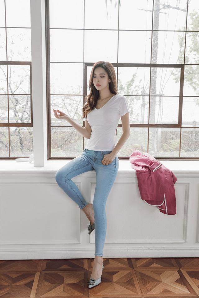 身材迷人的牛仔裤美女穿出个性潮流的时尚风更具青春活力气息