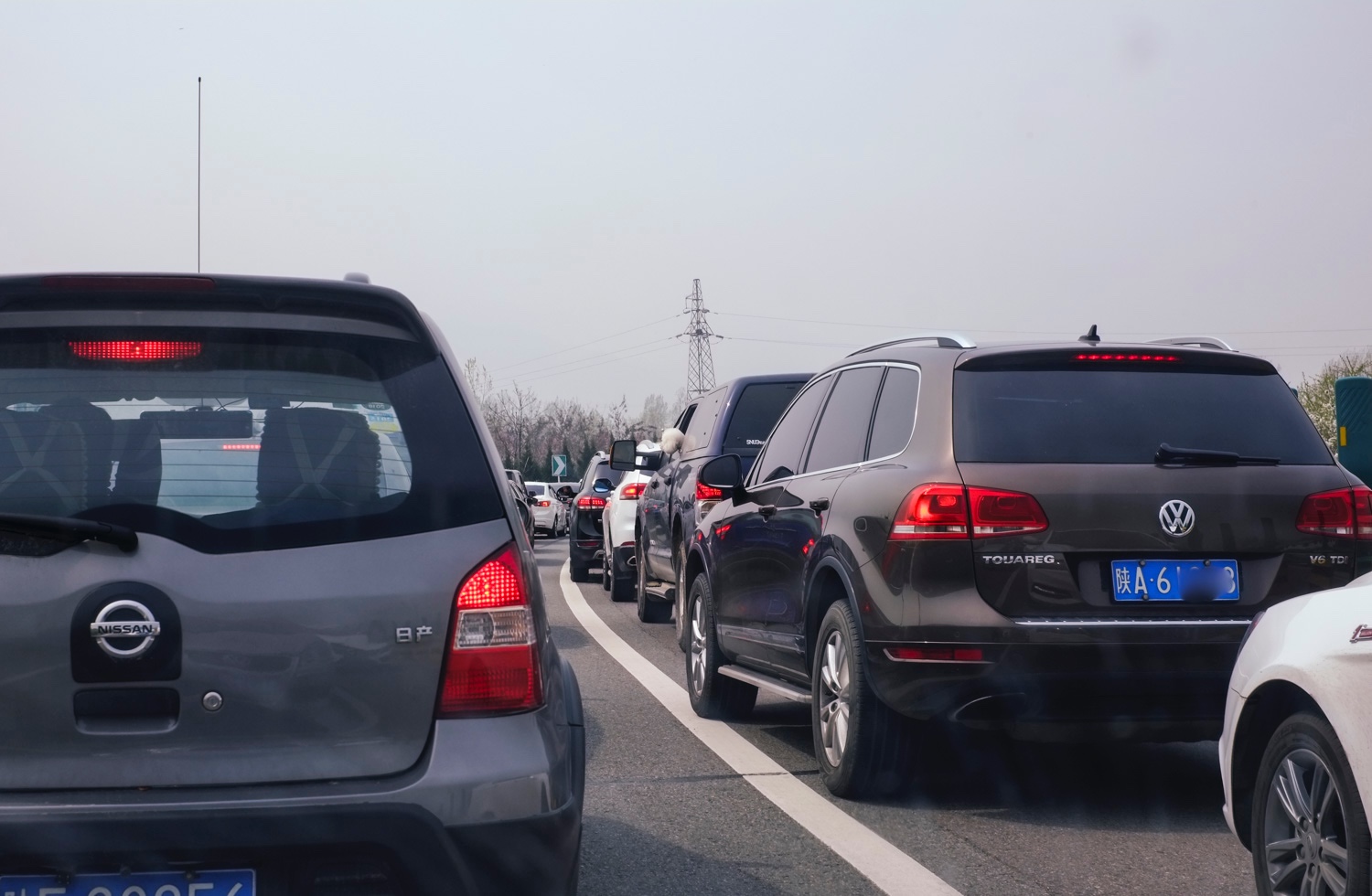 西安高速路上拥堵 多车随大流走应急车道_新浪看点