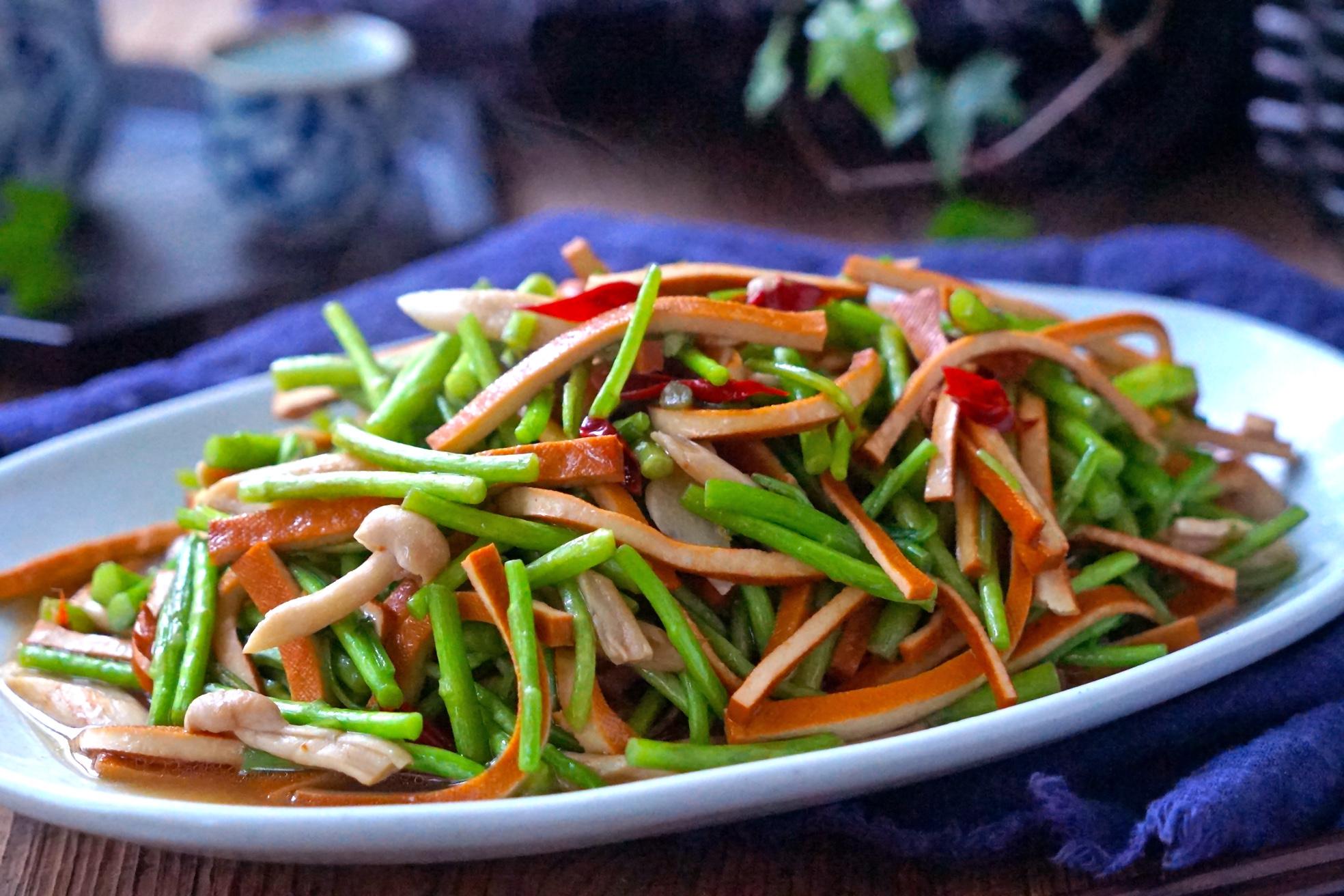 这菜在江南正当季,3块钱买一大把,配上香干爆炒,给肉都不换|香干|芦蒿