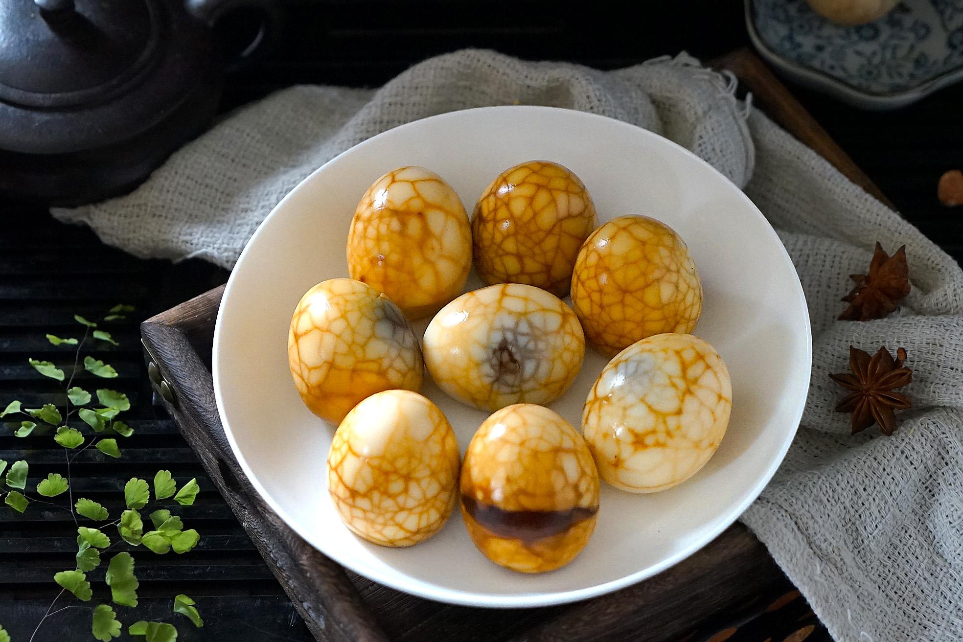 只需要这么煮,茶叶蛋更易入味,而且上面还印有漂亮的树叶图案