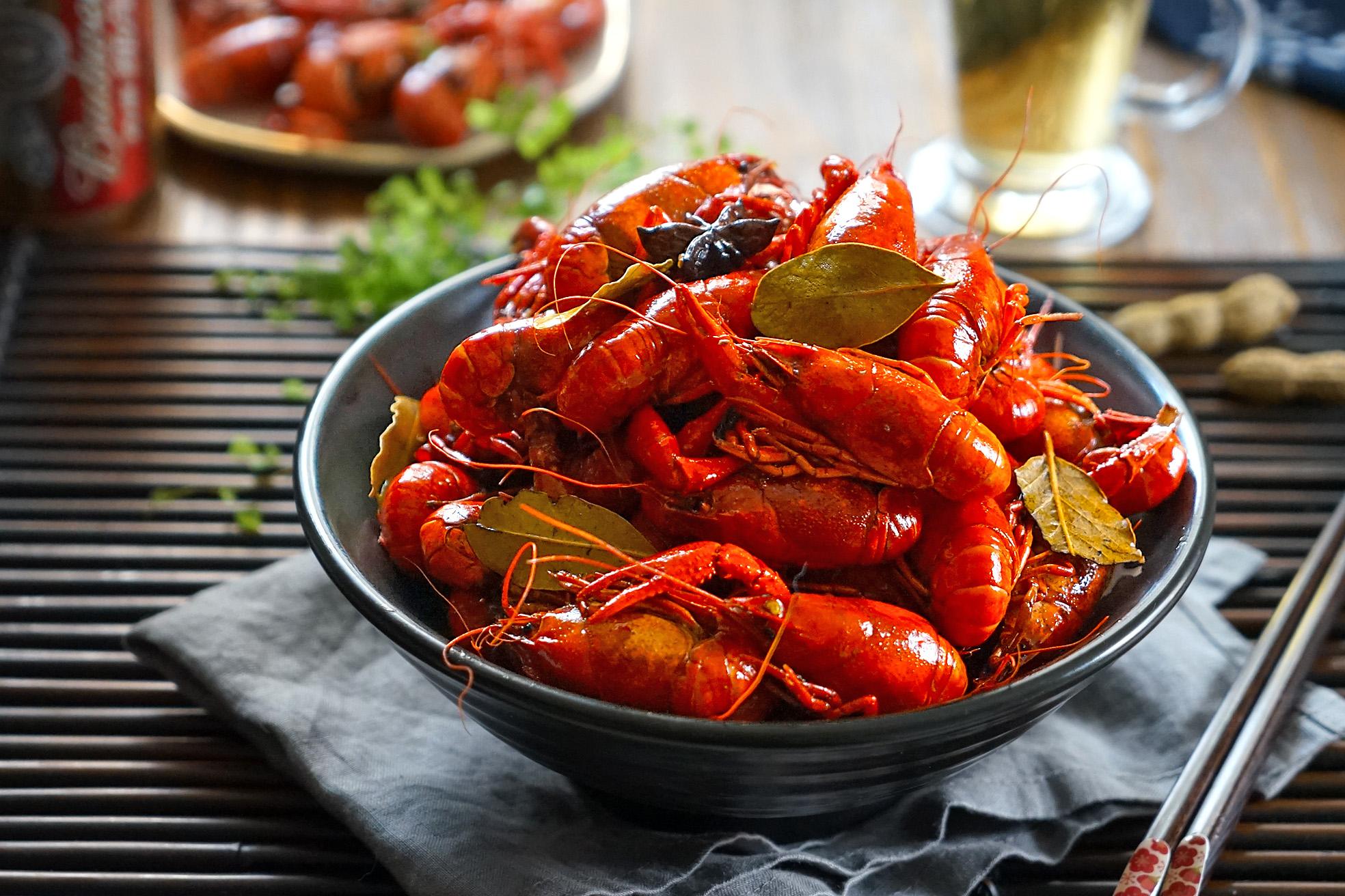 啤香香辣小龙虾 【食材】小龙虾1000克,啤酒1罐,蒜头15克,红干椒8克