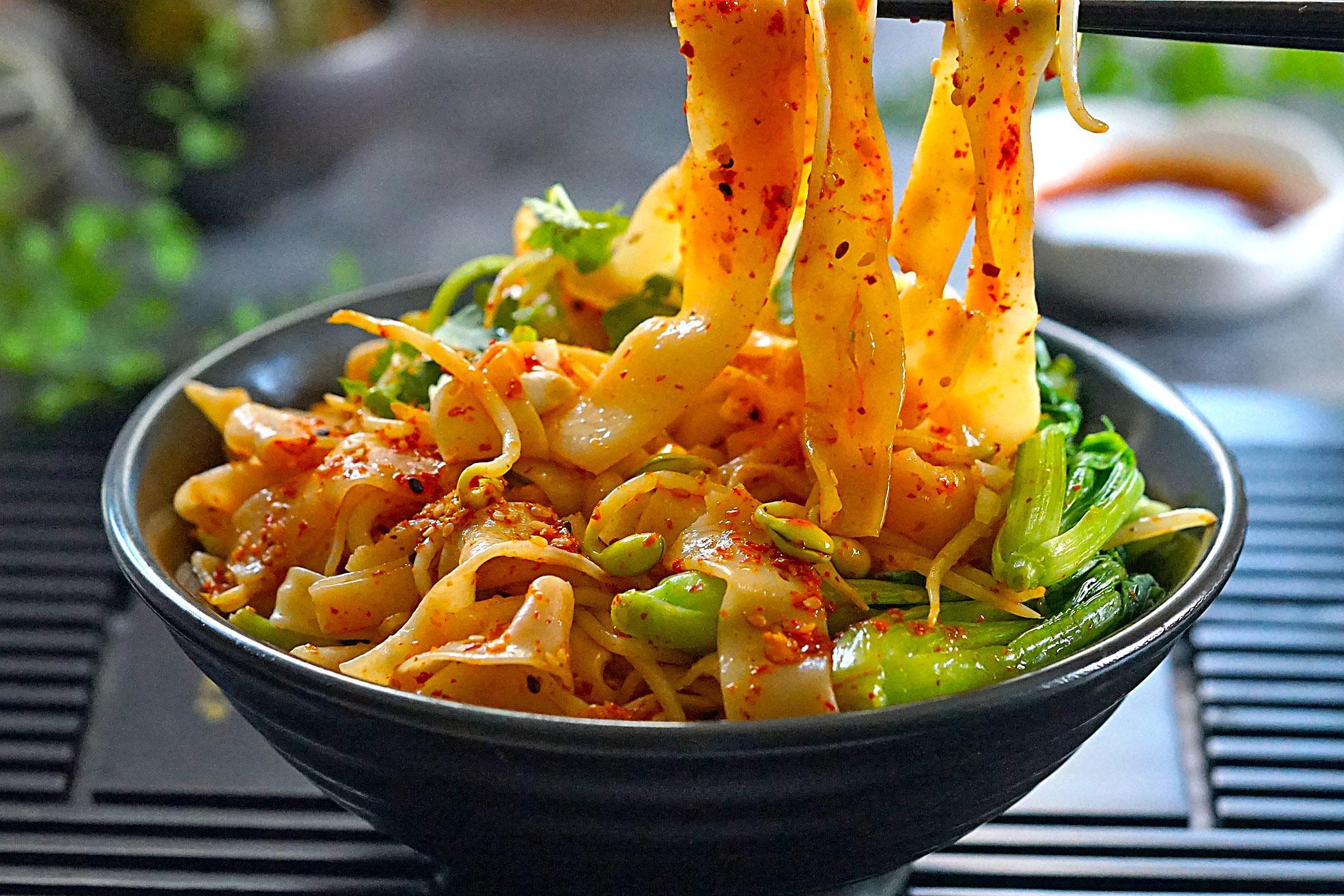 夏天没食欲的时候,凉皮这样拌一拌特别过瘾,我和老公就爱吃它