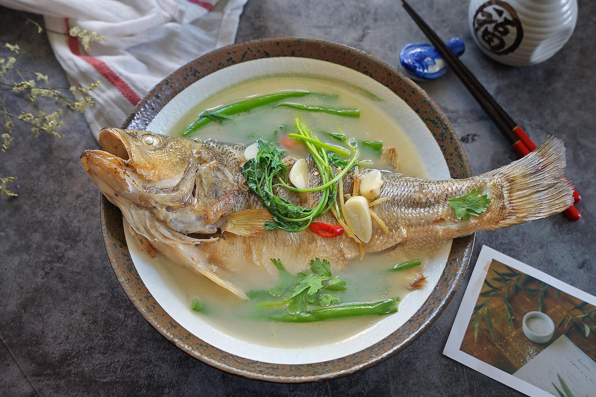 新鲜鲈鱼如何煮好吃( 新鲜的鲈鱼要蒸几分钟 )