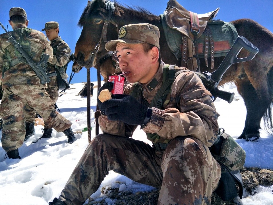 边防军人巡防帕米尔高原战士干裂的嘴唇把我看哭致敬中国军人