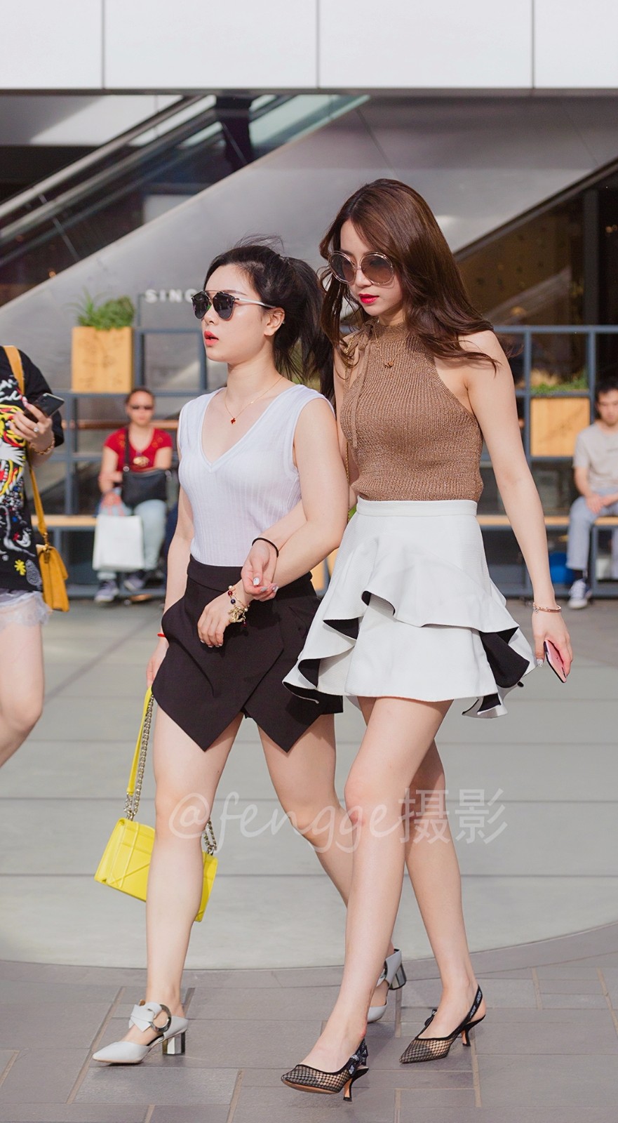 街拍:手挽手的俩闺蜜,她们的夏日衣着时尚,她们的颜值令人赞叹