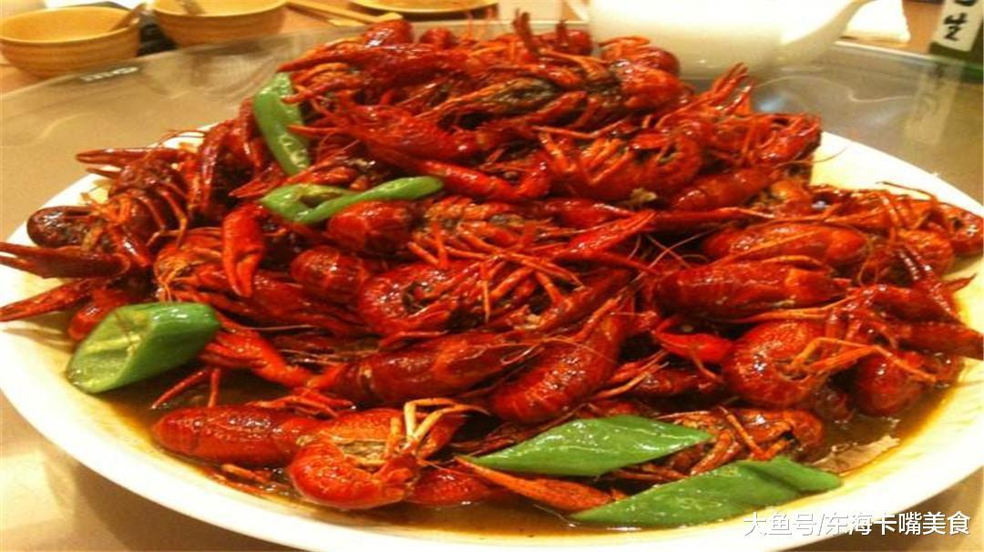 湖南人吃小龙虾, 明明带了手套, 还是一手油, 真相扎心了