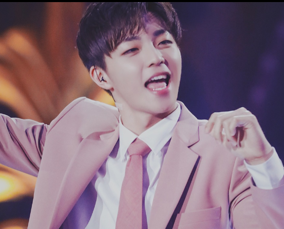 陈立农粉色西装嘉年华live《陪你飞》台风越来越好继