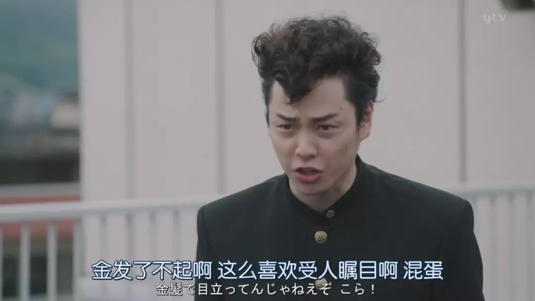 来到新的学校新的班级,他宣称自己一直都是不良少年,但不太打架,他