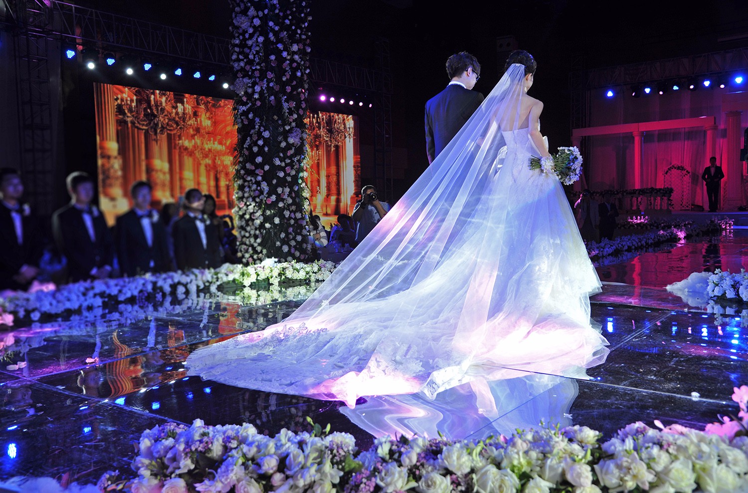 摄影师记录38年婚礼变迁 彩礼从三转一响到豪车洋房