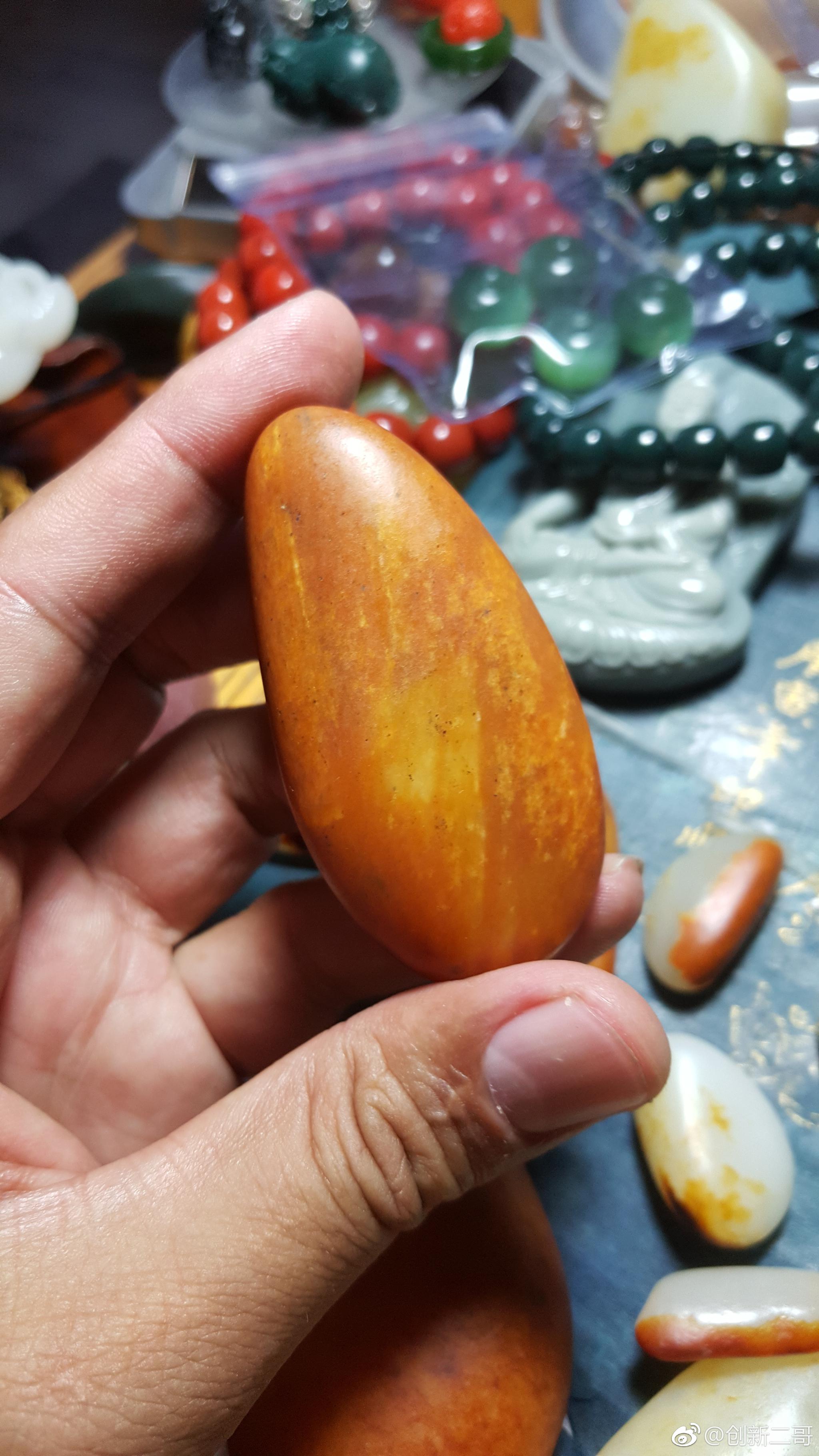 熟透了的板栗.完整和田黄沁籽料,缜密以栗,很黄很抱力.雅赏.