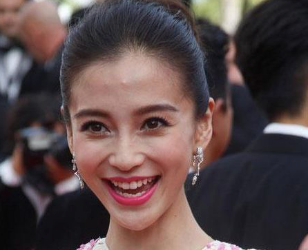 baby全程对着镜头甜笑胸前挂着超大颗钻石谁知被皱纹抢镜了