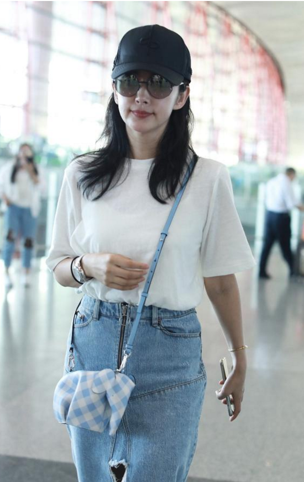李冰冰戴棒球帽搭配牛仔开叉裙现身机场 皮肤白皙大秀美腿