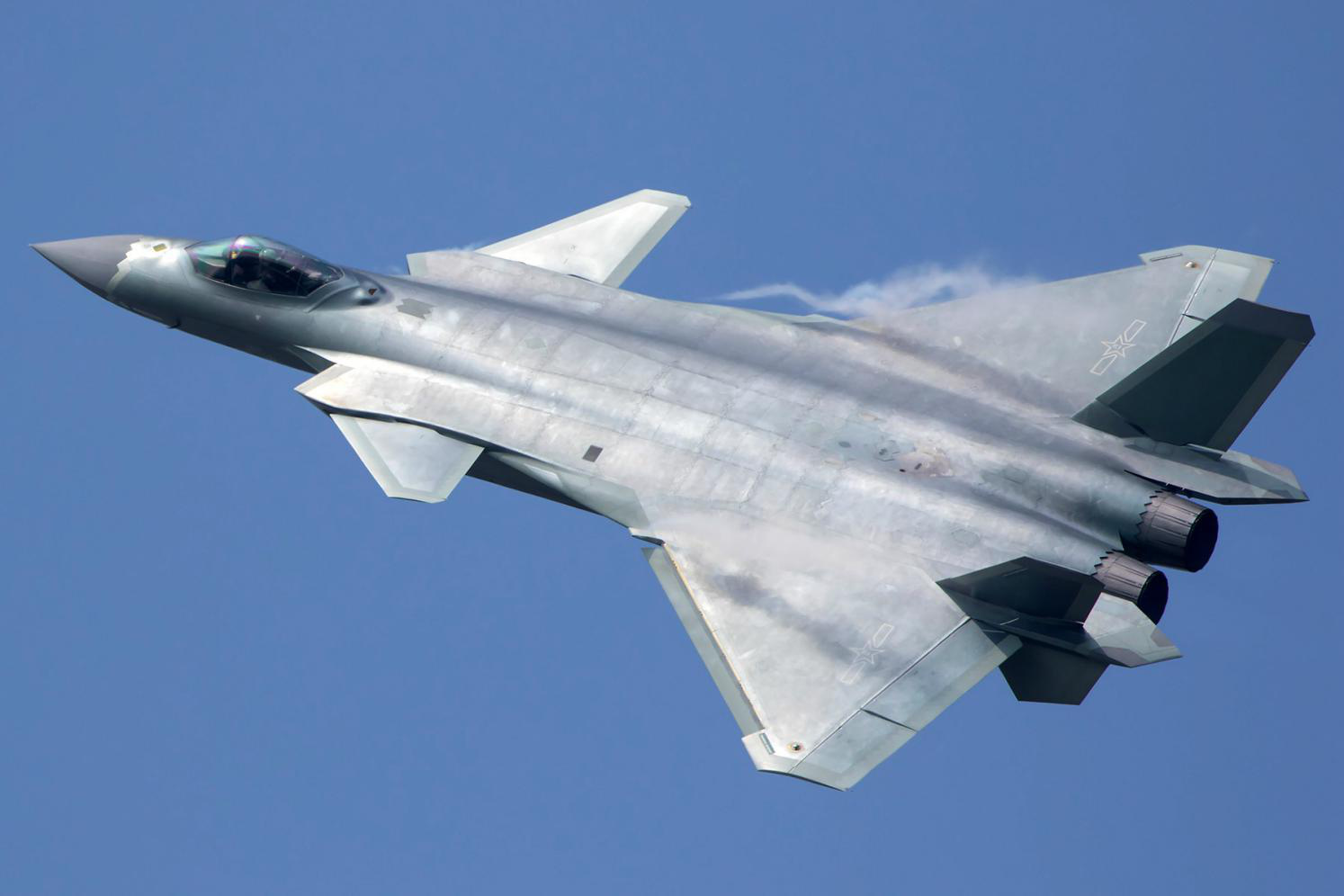 2016年11月1日,珠海航展开幕日的当天,歼-20首度公开亮相2017年7月31