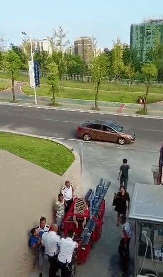 南充某楼盘物业抱摔业主,物业与业主有何深仇大恨?