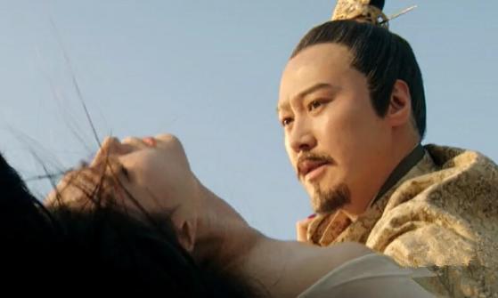 皇帝带着宠妃逃出京城,随行将士对皇帝说:杀掉你的女人再逃!