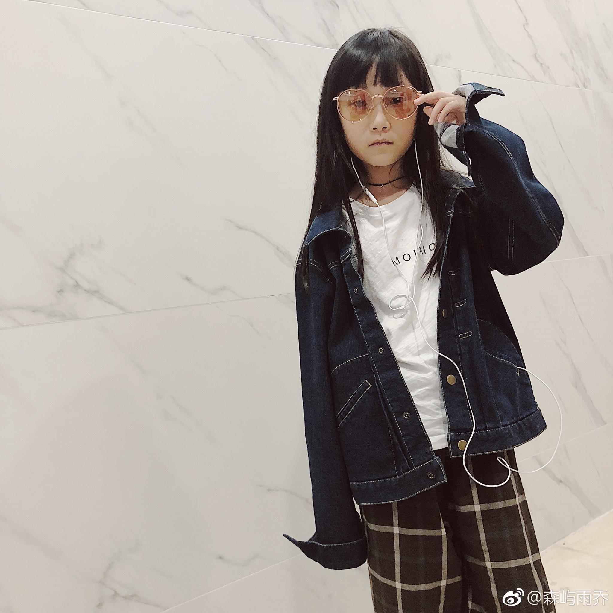 酷帅的 秀上衣来自@momo酱亲子馆 白色内搭来自@元西西元