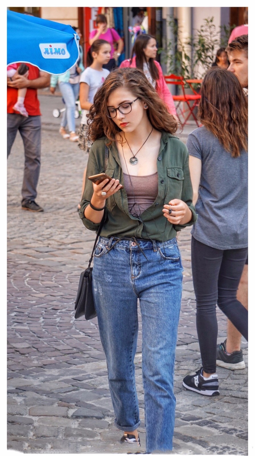 乌克兰才是男人的天堂夏天美女上街跟模特走秀一样