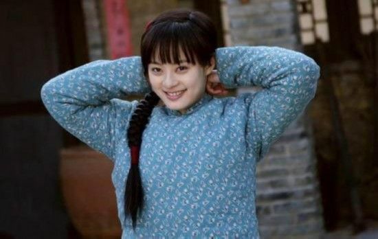 闺蜜婚礼不请我参加,我经过她婚礼现场,当众狠狠打了她老公