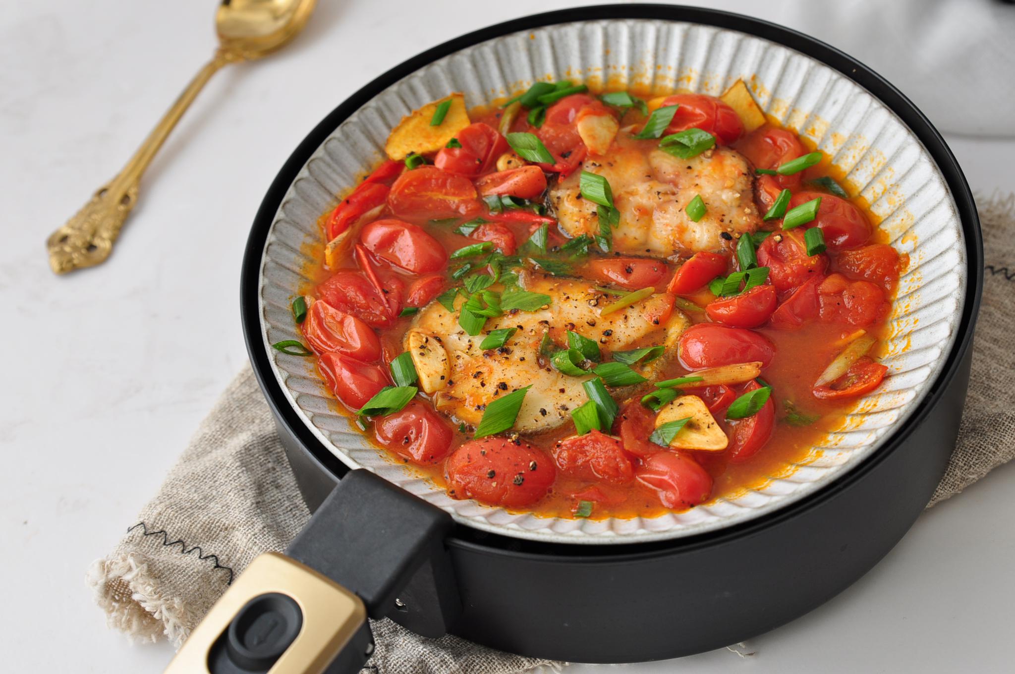 圣女果也可以不用切用整颗的,但煮制时要经常用铲子压扁它,小番茄皮在