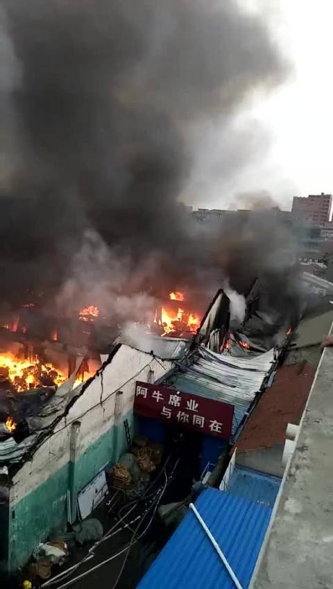 南通爆料 叠石桥家纺城一大型供货仓库因线路老化被烧,火灾猛过虎