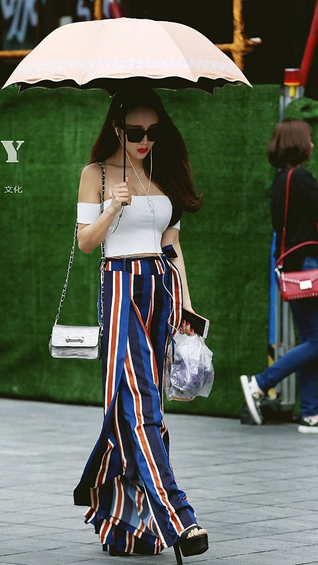 热情如火的重庆美女,不但颜值高会穿搭,还有魔鬼般的身材!