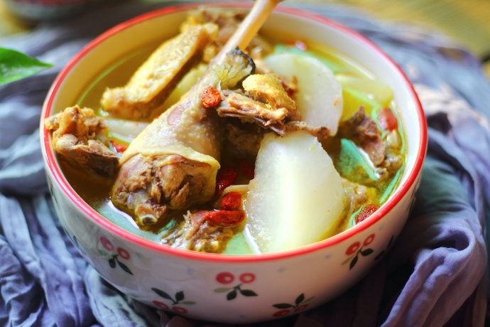 感冒咳嗽高发季,炖一锅美味的萝卜土鸡汤,滋补又增强免疫力