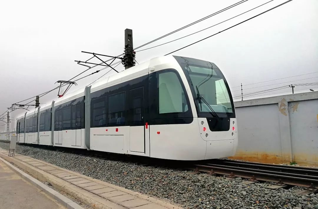 新型多铰接100低地板现代有轨电车下线