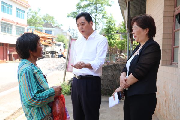 吴建平"四不两直"督查新化县白溪镇油溪乡脱贫攻坚工作