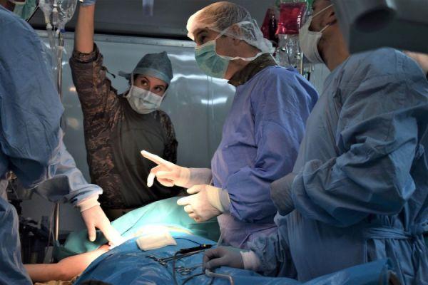 　2019年4月11日，在北约联合医疗演习“强壮勇士”演习中的一场多国外科手术交流。（美国《星条旗报》网站）
