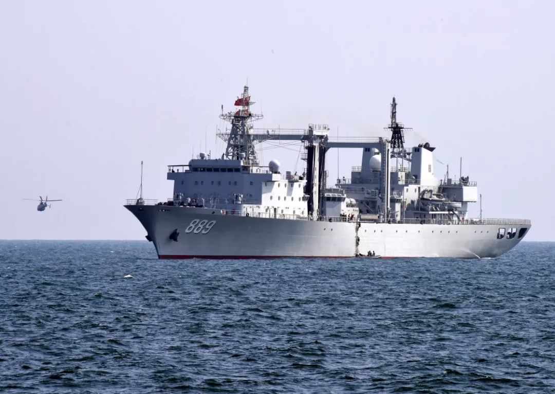 参加联演的中国海军综合补给舰太湖舰在演习中.