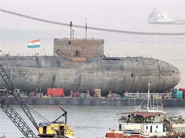  打捞出的潜艇 图自印度经济时报