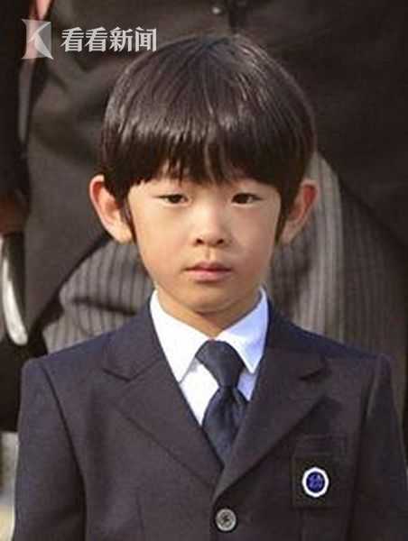 日皇室唯一男孙悠仁亲王课桌惊现双刀警方神秘头盔男干的