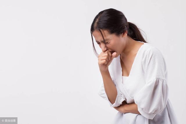 咳嗽时干咳和有痰哪个严重?医生:伴随这些症状时要警惕肺癌可能