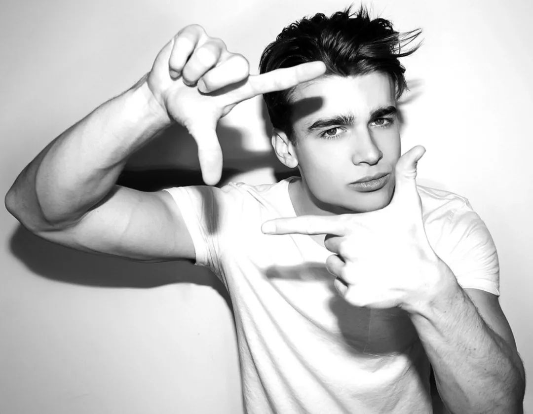 破产姐妹里最帅的配角签约了男模公司会成功吗