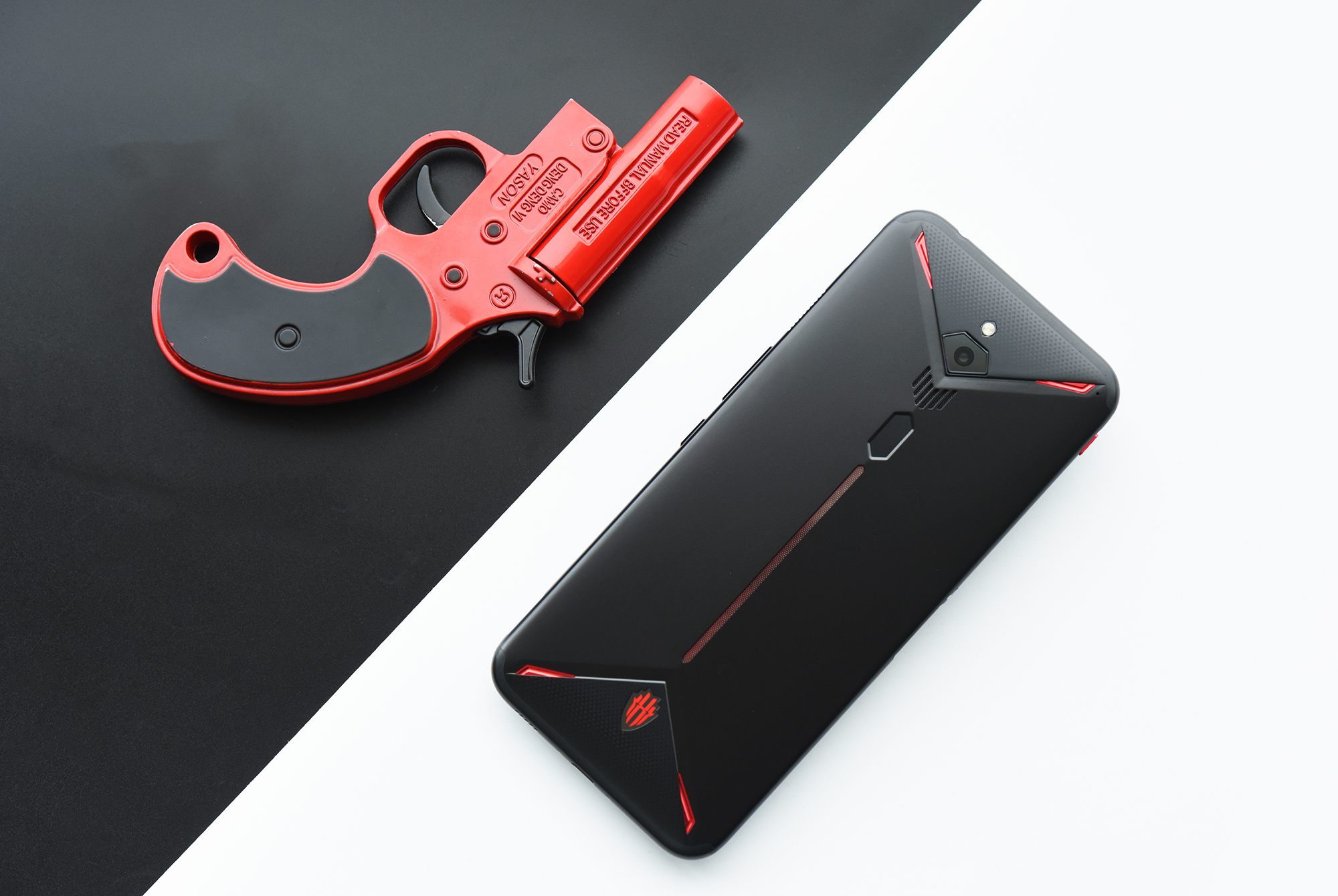 努比亚红魔3图赏:经典红黑 炫彩灯条 游戏手机就该长这样