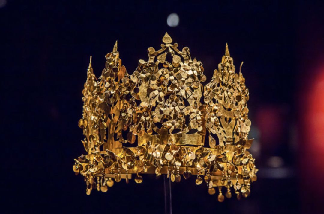 这顶在中国叫做"步摇冠"的王冠,五个树形的饰品是可以穿插使用,按不同