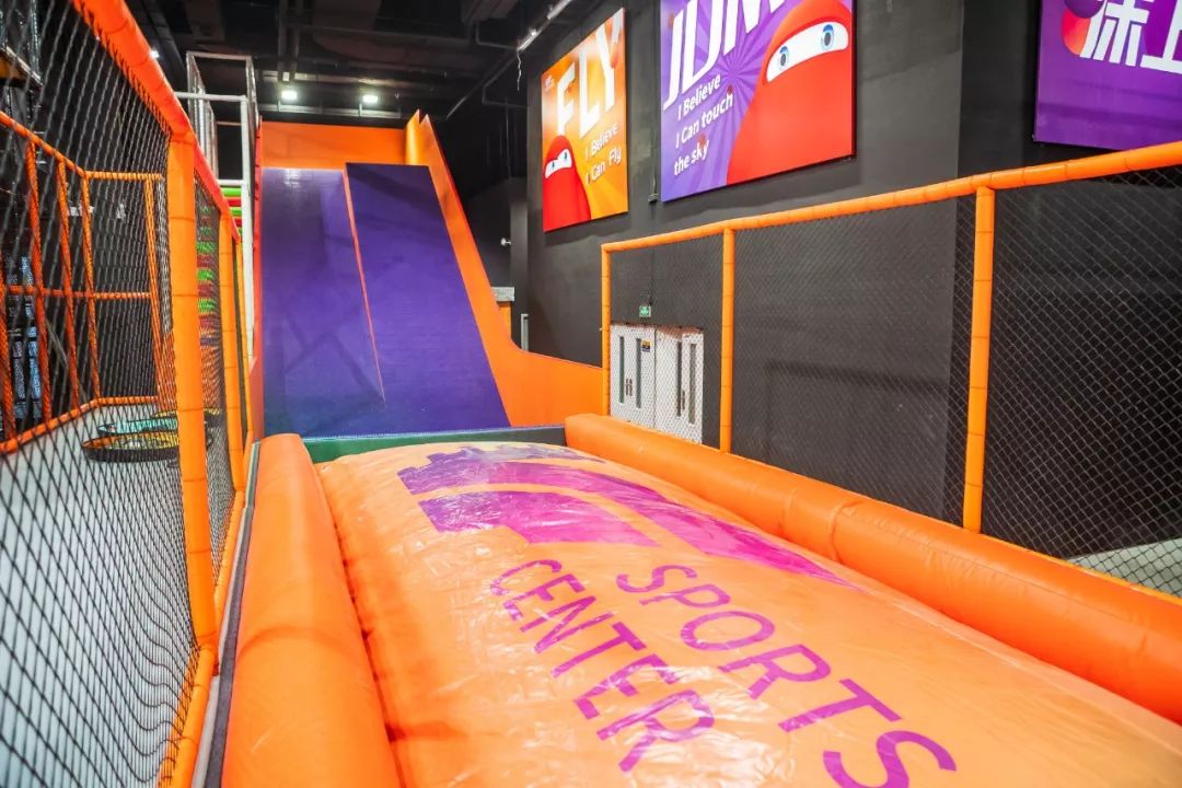 免!费!玩!6500m05超大嗨玩空间!蹦床,魔鬼滑梯,空中飞人.